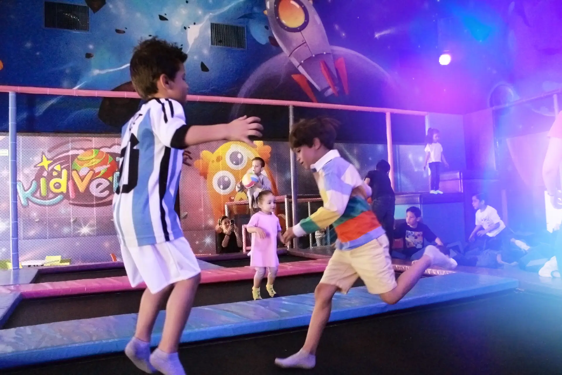 Fiesta con trampolines