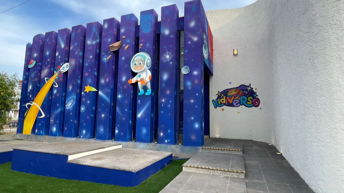 Fachada exterior de Kidiverso, parque infantil SLP