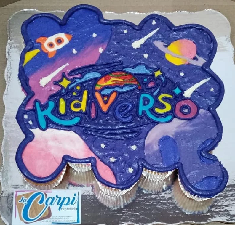 Pastel temático cupcakes fiesta Kidiverso